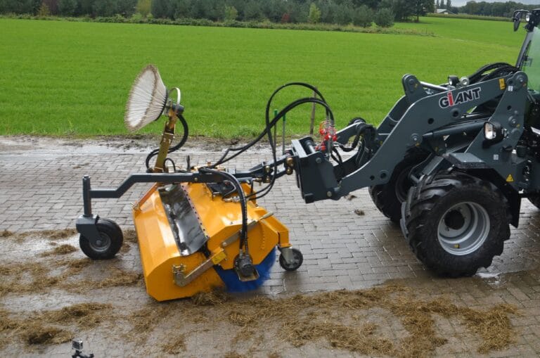 leiserag lader anbaugeraete giant kehrmaschine  scaled